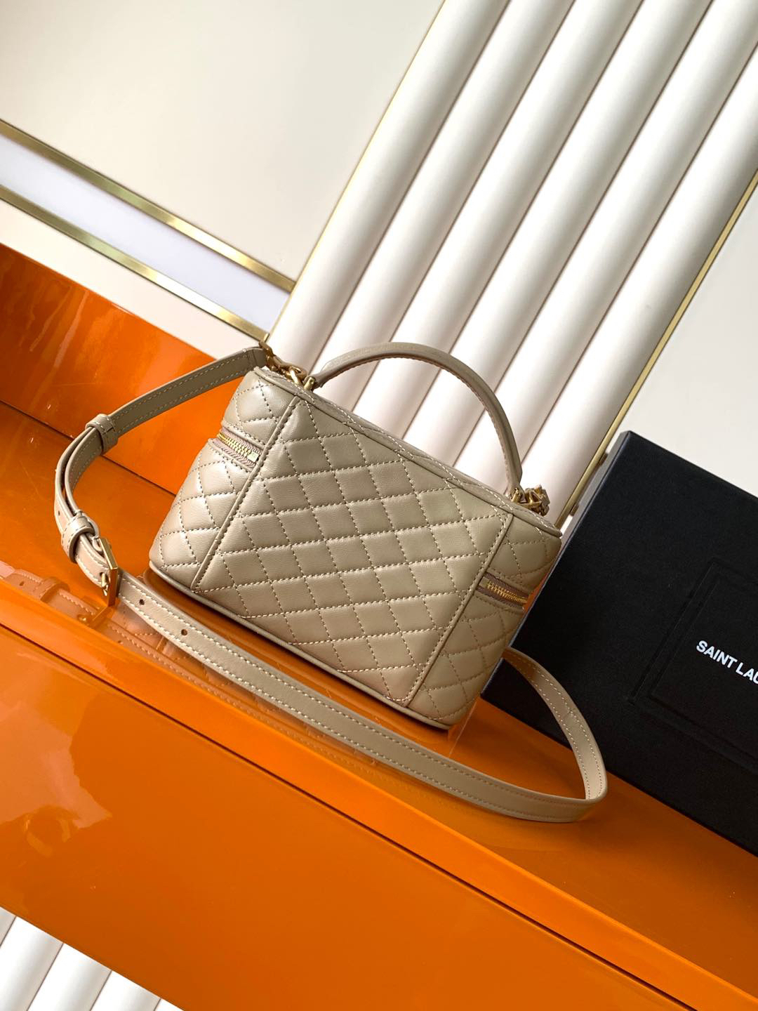 サンローラン「Saint Laurent」ギャビー ヴァニティバッグ（ラムスキン）