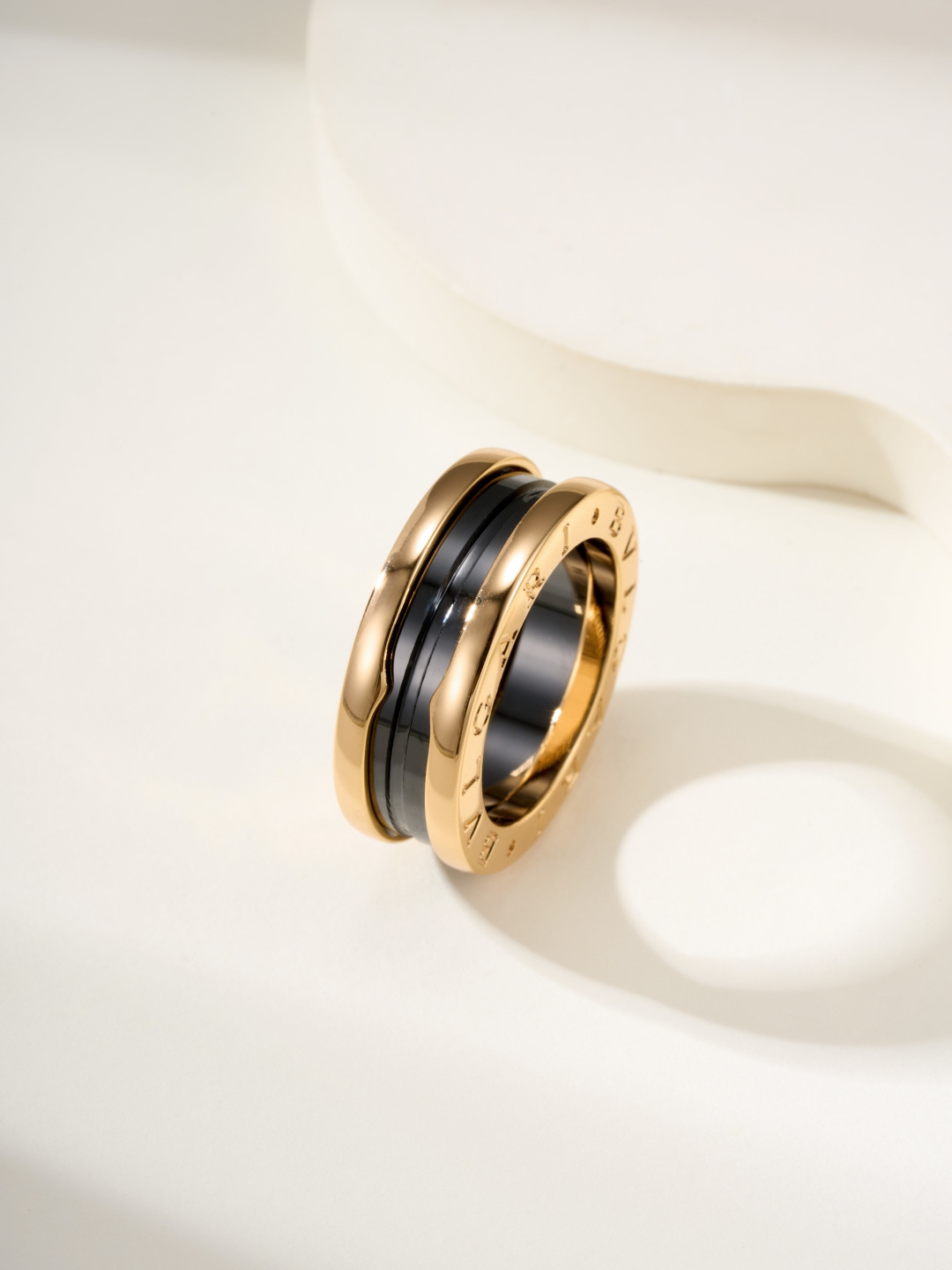 ブルガリ「Bvlgari」エレガントなリングコレクション