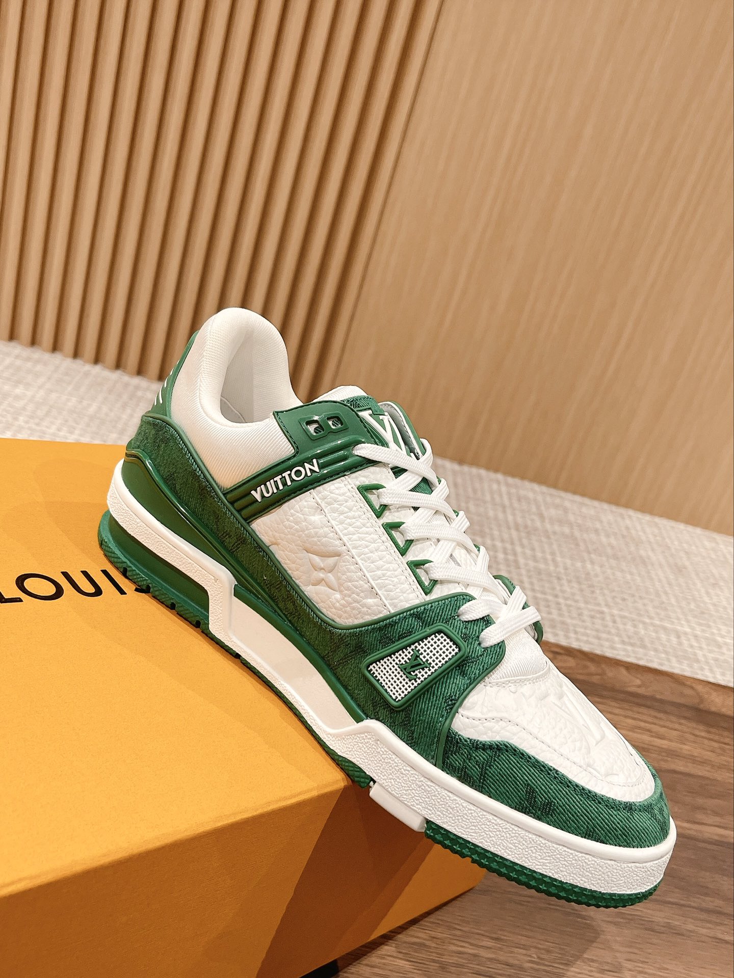 「コラボモデル」Louis Vuitton x Trainerスニーカー