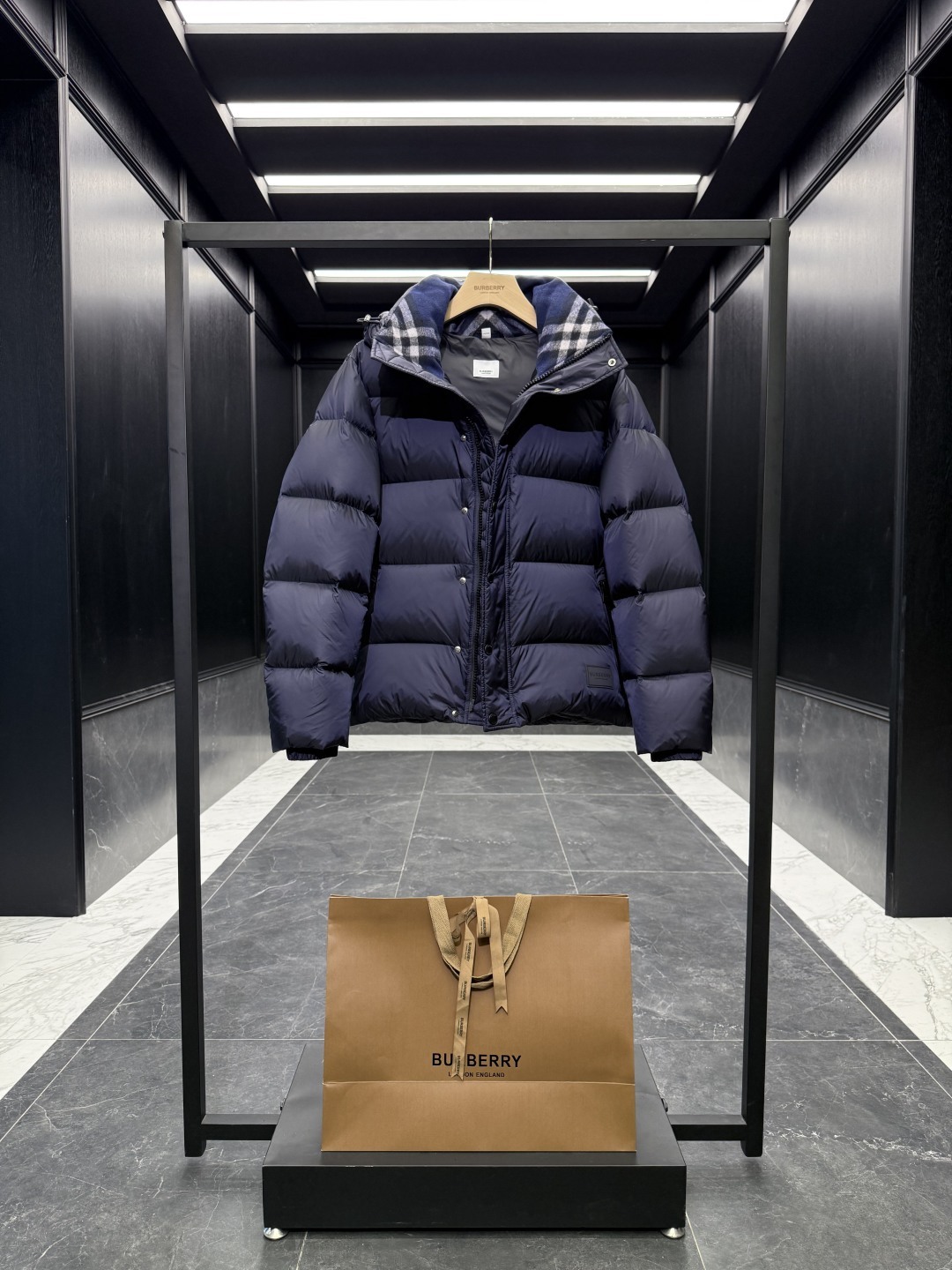 バーバリー「Burberry」クラシックウールチェックカラーナイロンダウンジャケット