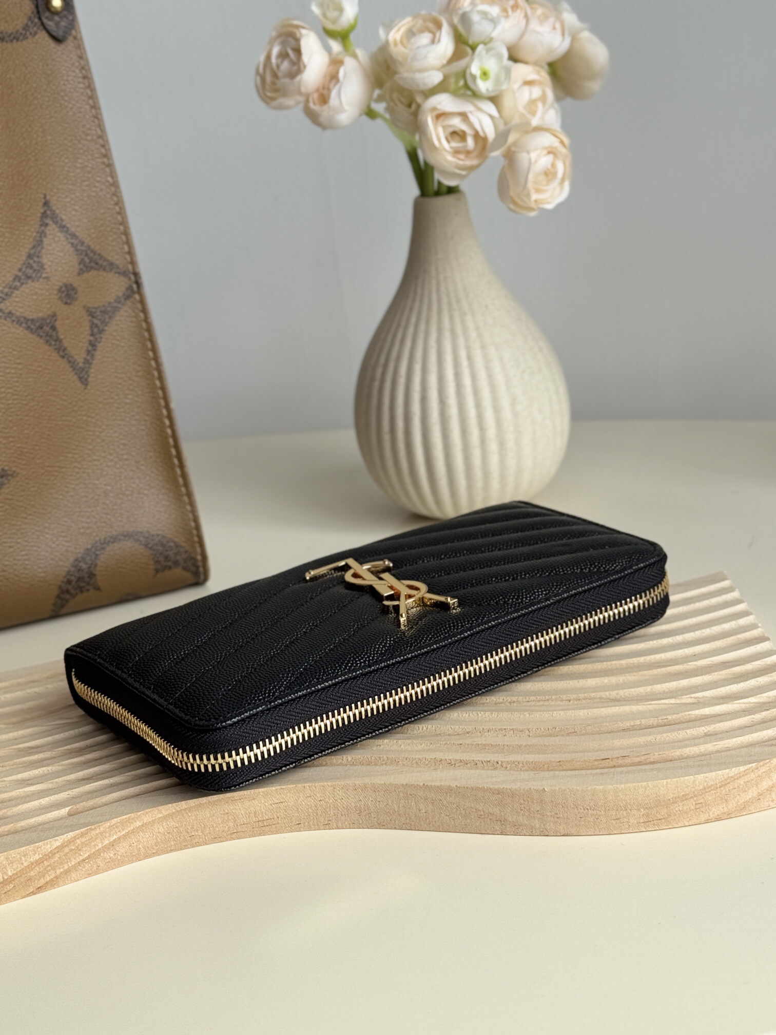 サンローラン「Saint Laurent」モノグラム・サンローラン フルジップウォレット（グレインパウダーテクスチャー キルティングレザー）
