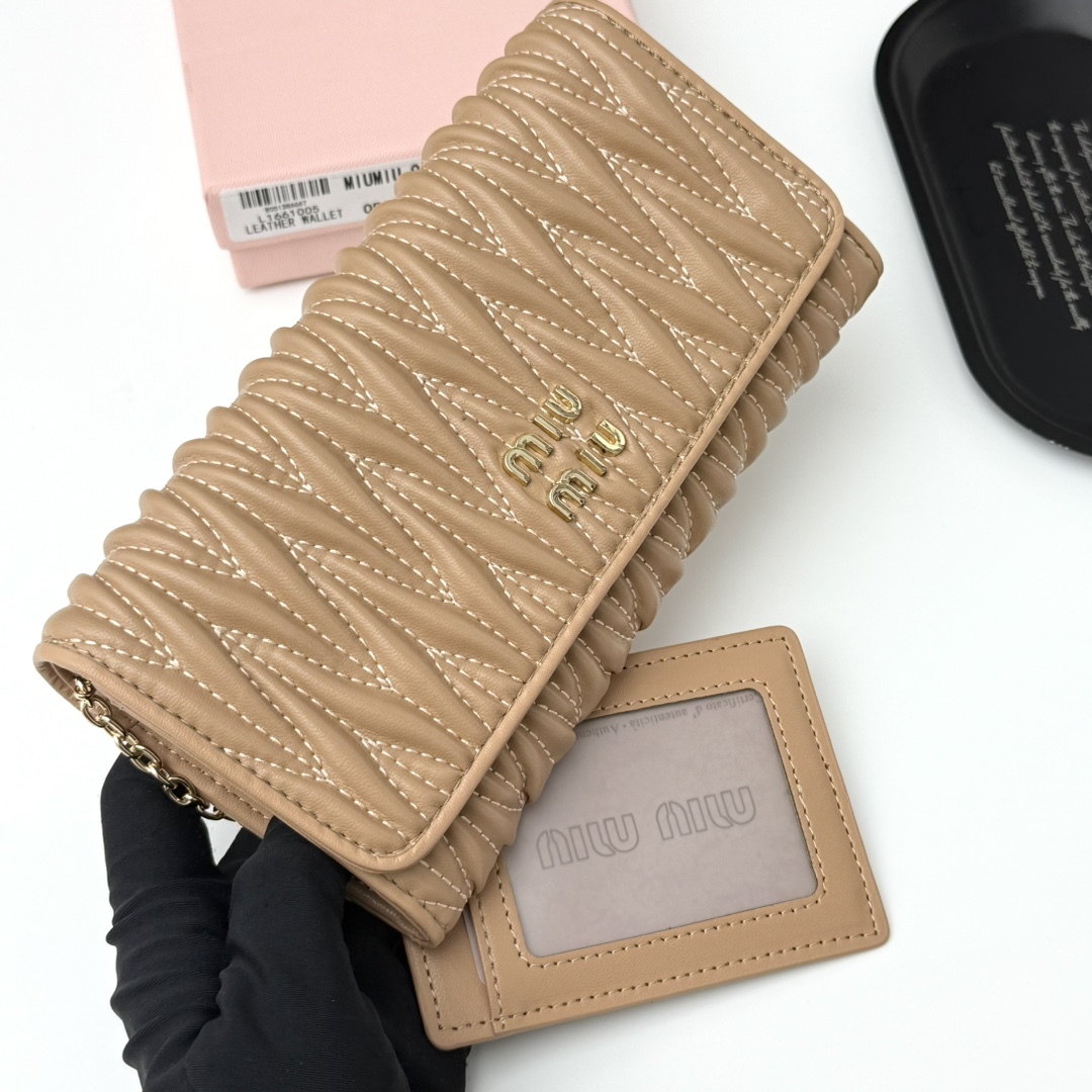 ミュウミュウ「Miu Miu」ミュウミュウ マテラッセ ラムスキン クラッチバッグ 943 / コンパクトウォレット