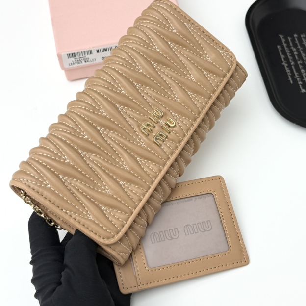 ミュウミュウ「Miu Miu」ミュウミュウ マテラッセ ラムスキン クラッチバッグ 943 / コンパクトウォレット