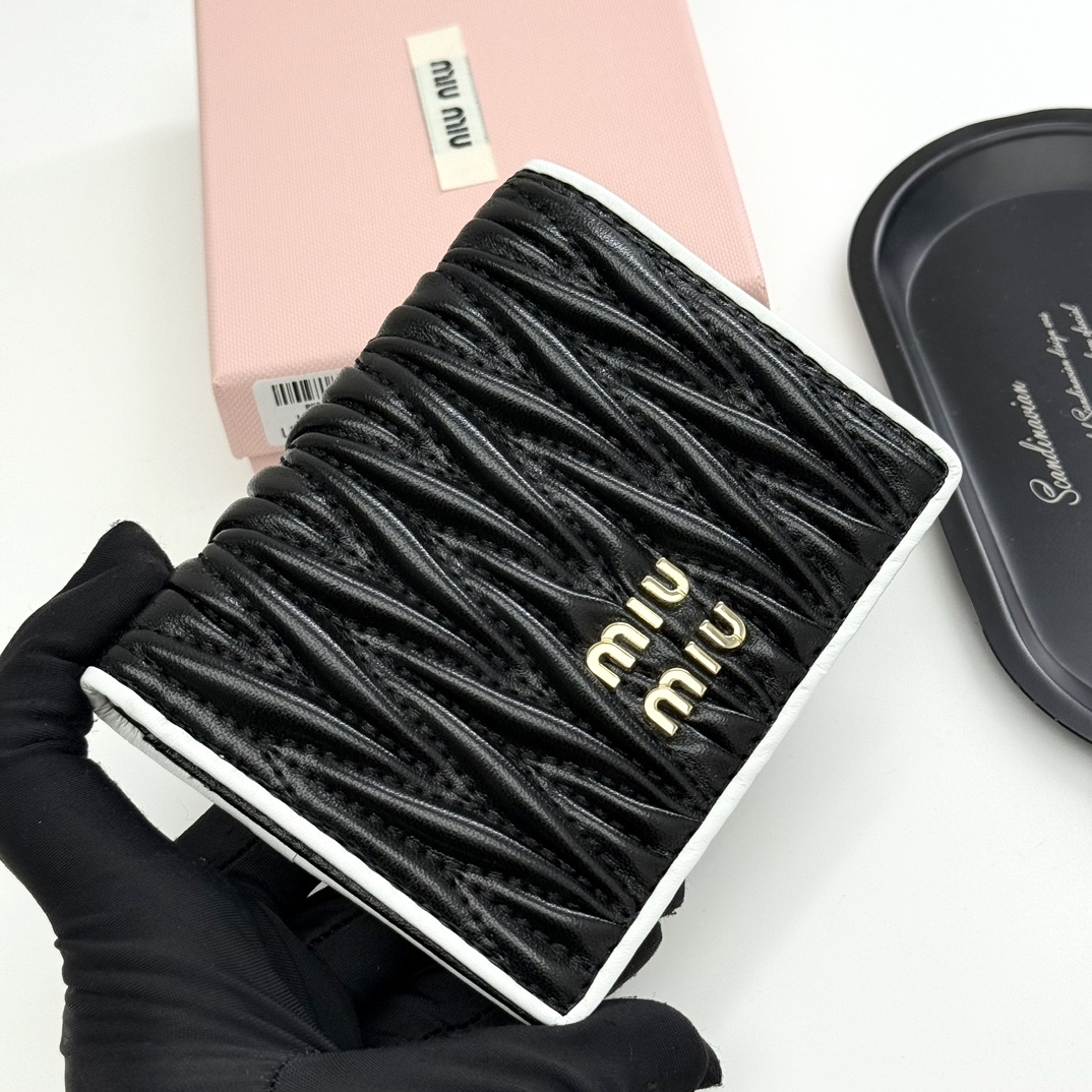 ミュウミュウ「Miu Miu」ミュウミュウ マテラッセ ラムスキン マルチウォレット F12 / コンパクトウォレット