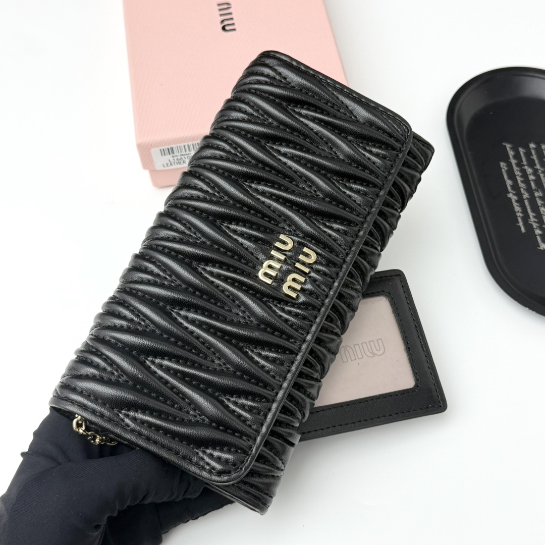 ミュウミュウ「Miu Miu」ミュウミュウ マテラッセ ラムスキン クラッチバッグ 943 / コンパクトウォレット