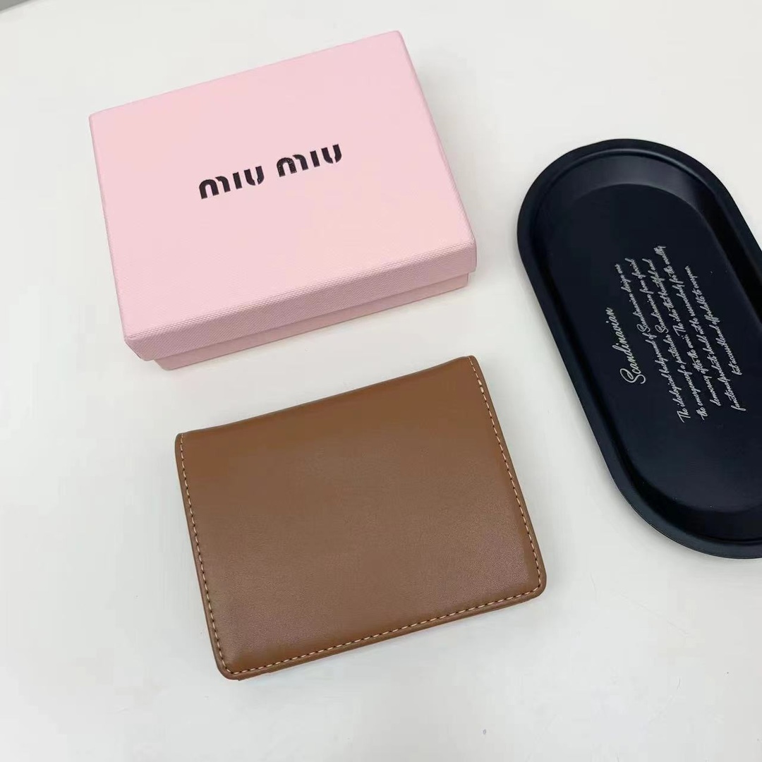 ミュウミュウ「Miu Miu」ミュウミュウ カーフスキン コンパクトウォレット 5238 / 二つ折り財布