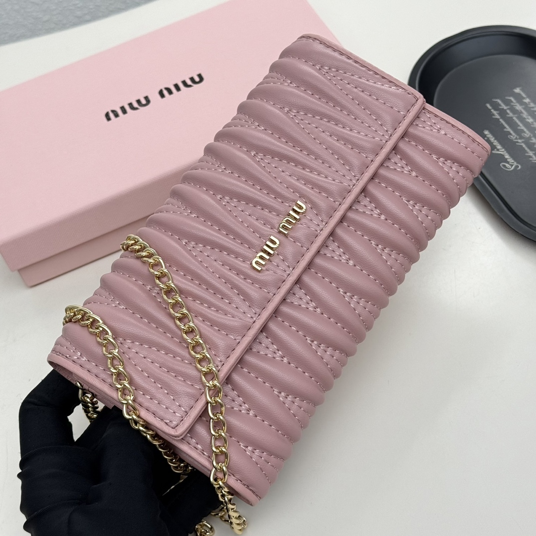 ミュウミュウ「Miu Miu」ミュウミュウ マテラッセ ラムスキン コンパクトウォレット 9886 / 二つ折り財布
