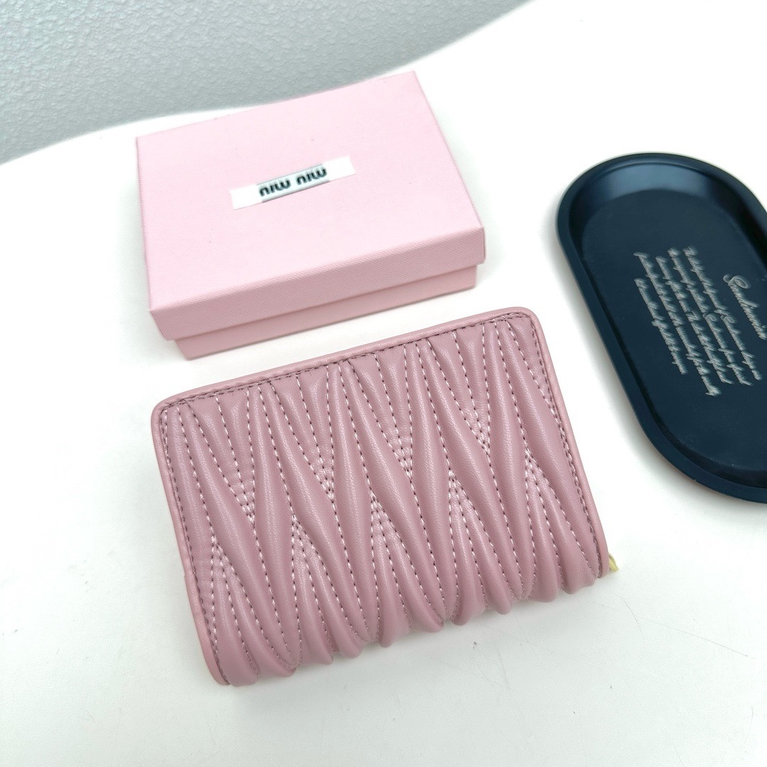 ミュウミュウ「Miu Miu」ミュウミュウ ラムスキン コンパクトウォレット 8357 / 二つ折り財布