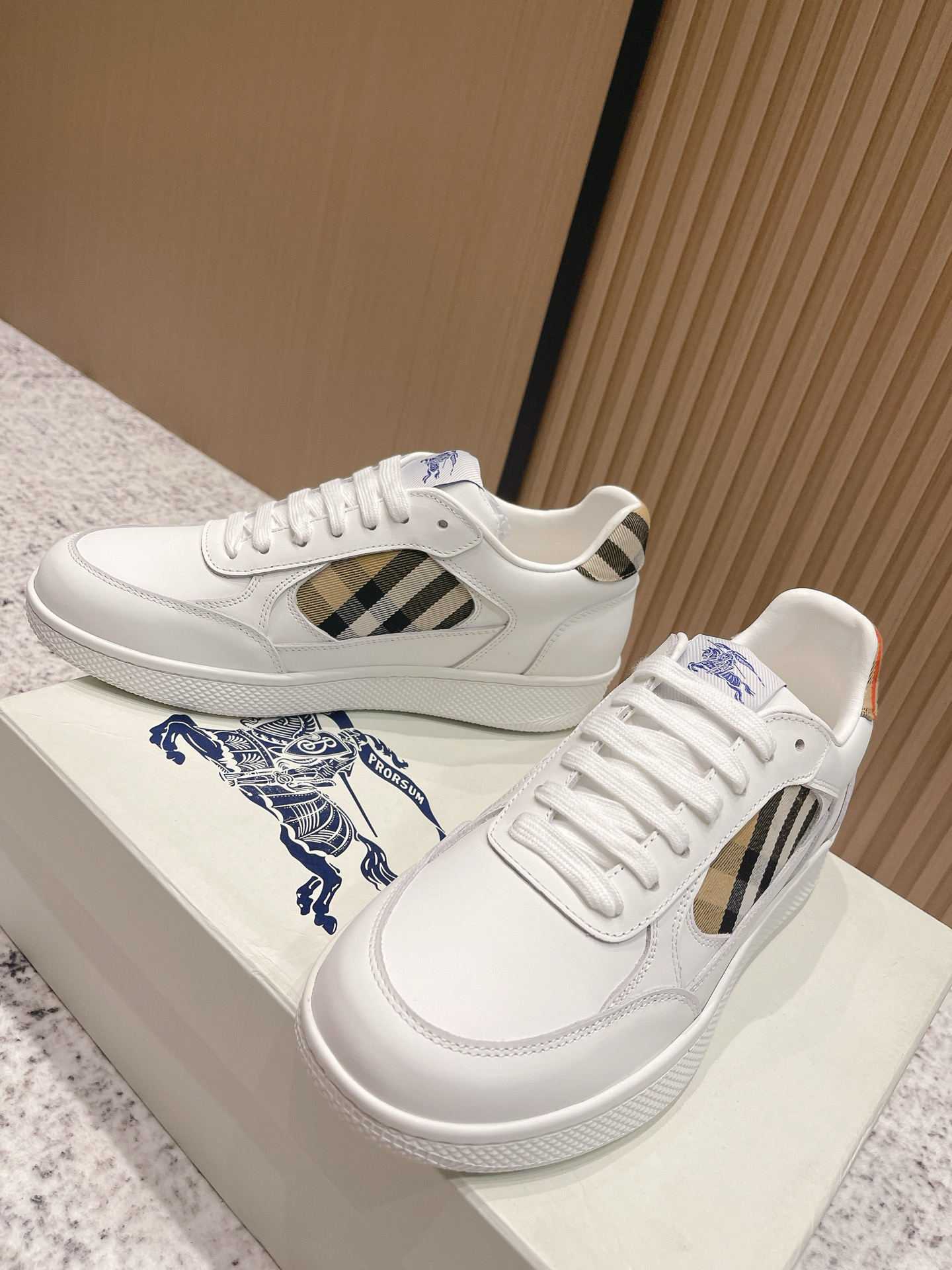 バーバリー「Burberry」バーバリー ボックス スニーカー / プレミアムレザースニーカー