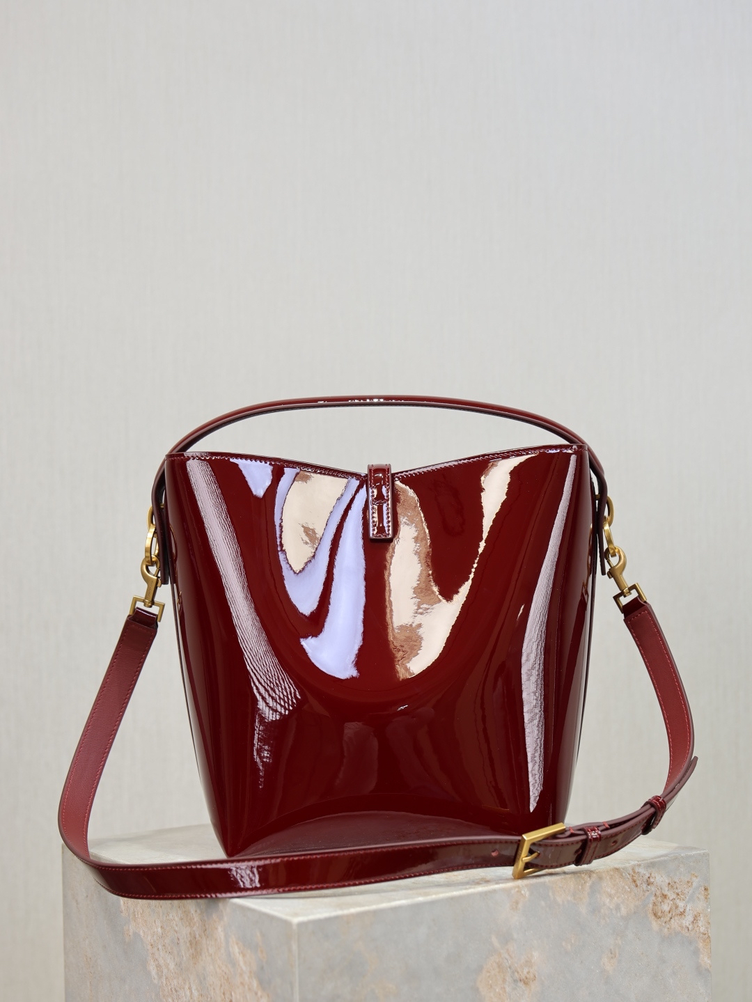 2026サンローラン「Saint Laurent LE 5 À 7 BEA パテントレザー バケツバッグ