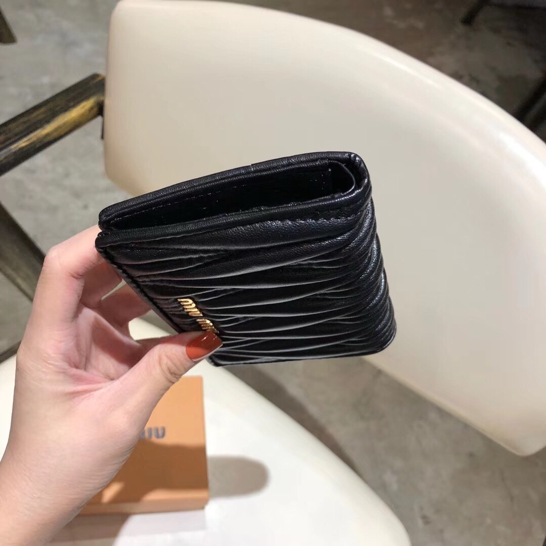 ミュウミュウ「Miu Miu」ミュウミュウ ラムスキン コンパクトバッグ 5439 / ショルダーバッグ