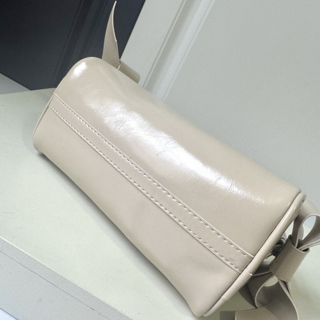 ミュウミュウ「Miu Miu」ミュウミュウ シャイニーレザーポーチ 5NE029 / ハンドバッグ