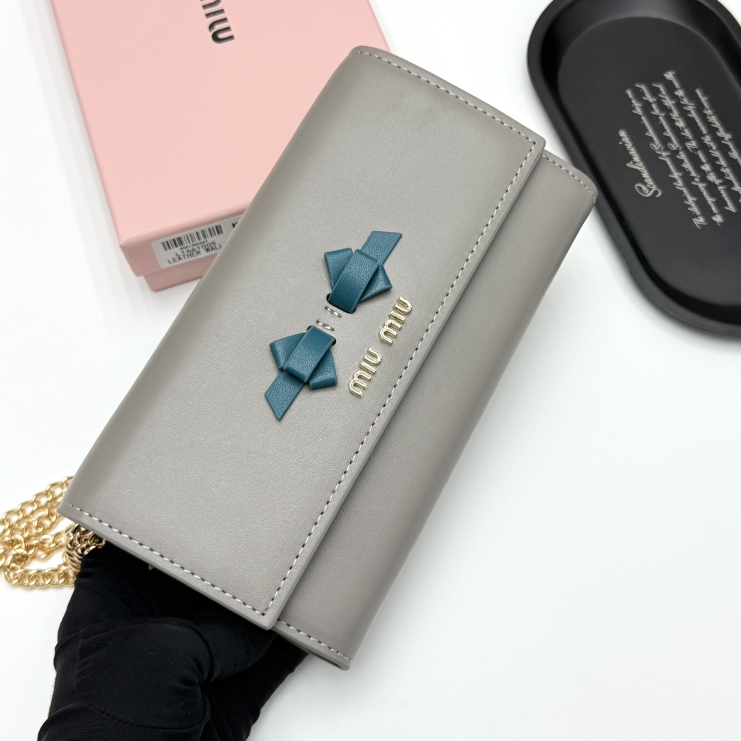 ミュウミュウ「Miu Miu」ミュウミュウ レザーミニバッグ V06 / ハンドバッグ