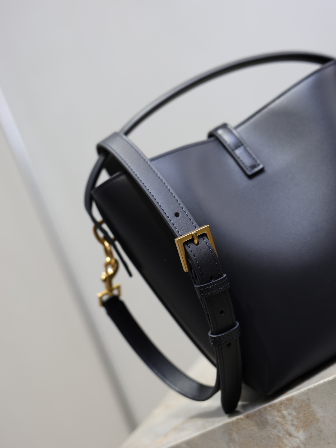 2026サンローラン「Saint Laurent LE 37 プティ スムースカーフレザー バケツバッグ