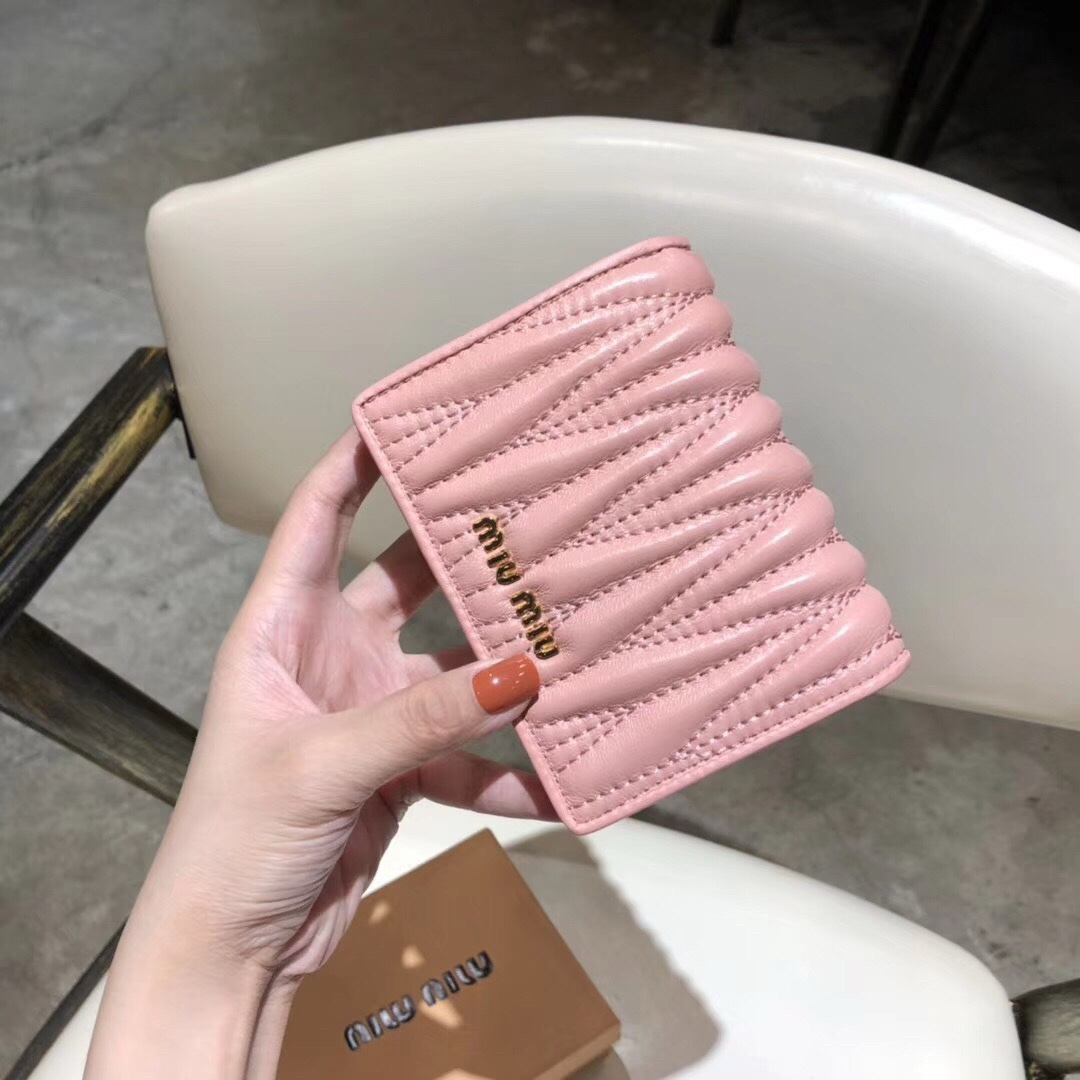 ミュウミュウ「Miu Miu」ミュウミュウ ラムスキン コンパクトバッグ 5439 / ショルダーバッグ