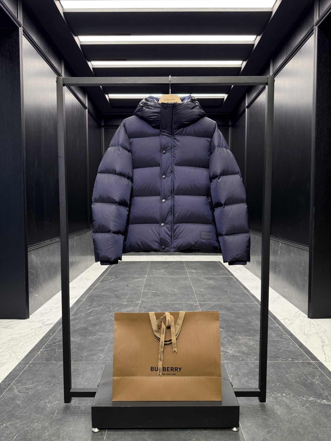 バーバリー「Burberry」クラシックウールチェックカラーナイロンダウンジャケット