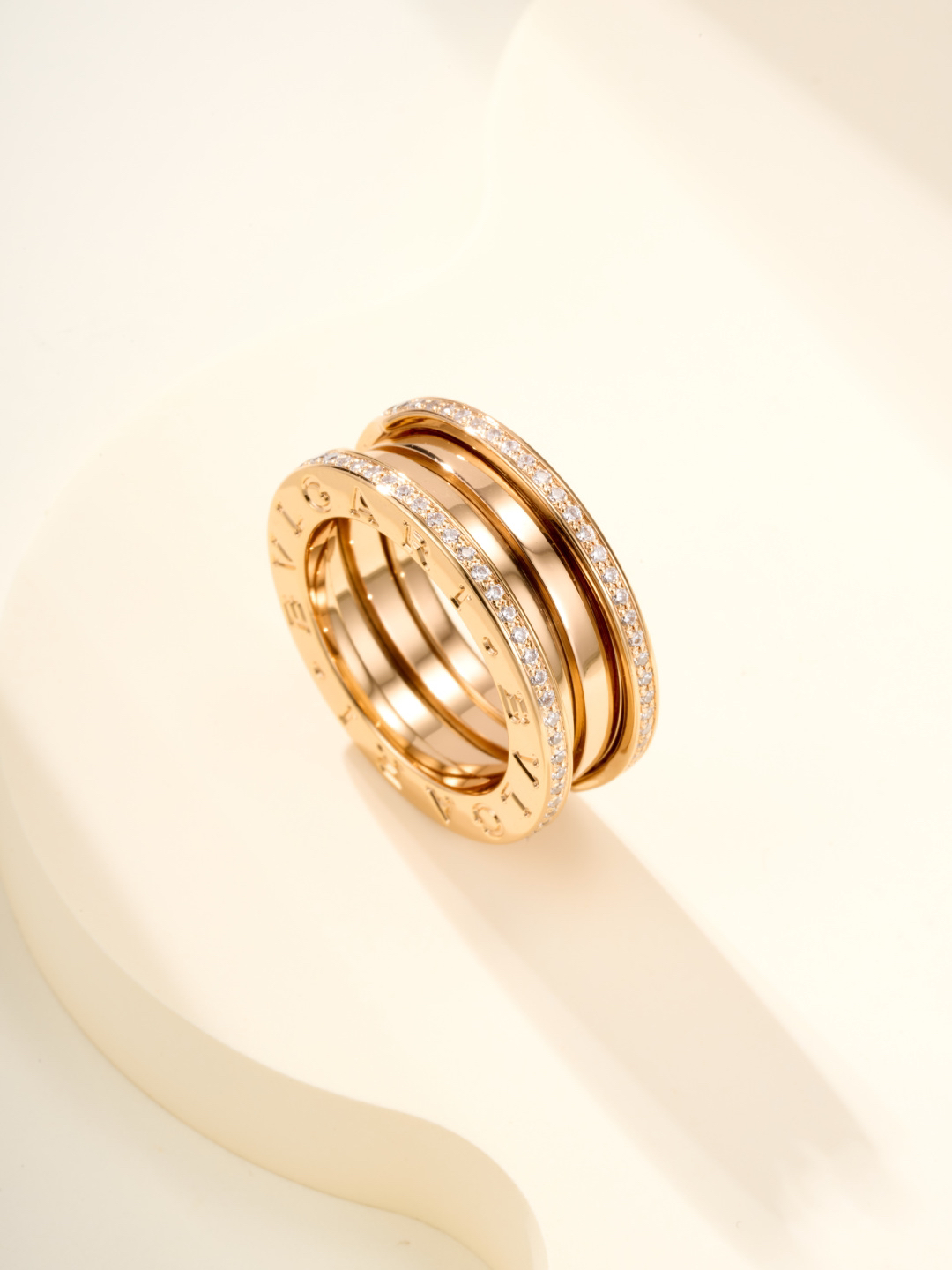 ブルガリ「Bvlgari」エレガントなリングコレクション