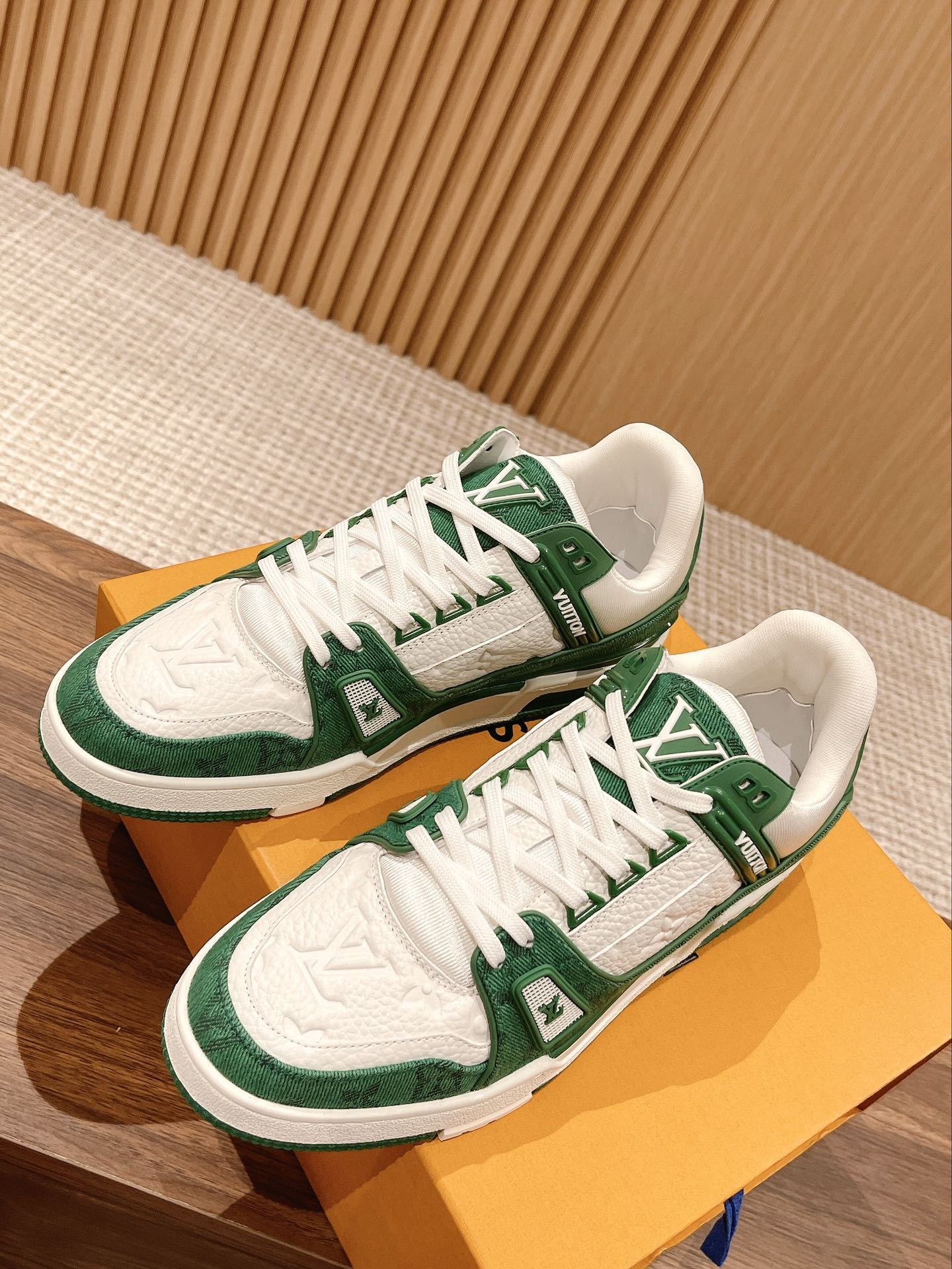 「コラボモデル」Louis Vuitton x Trainerスニーカー