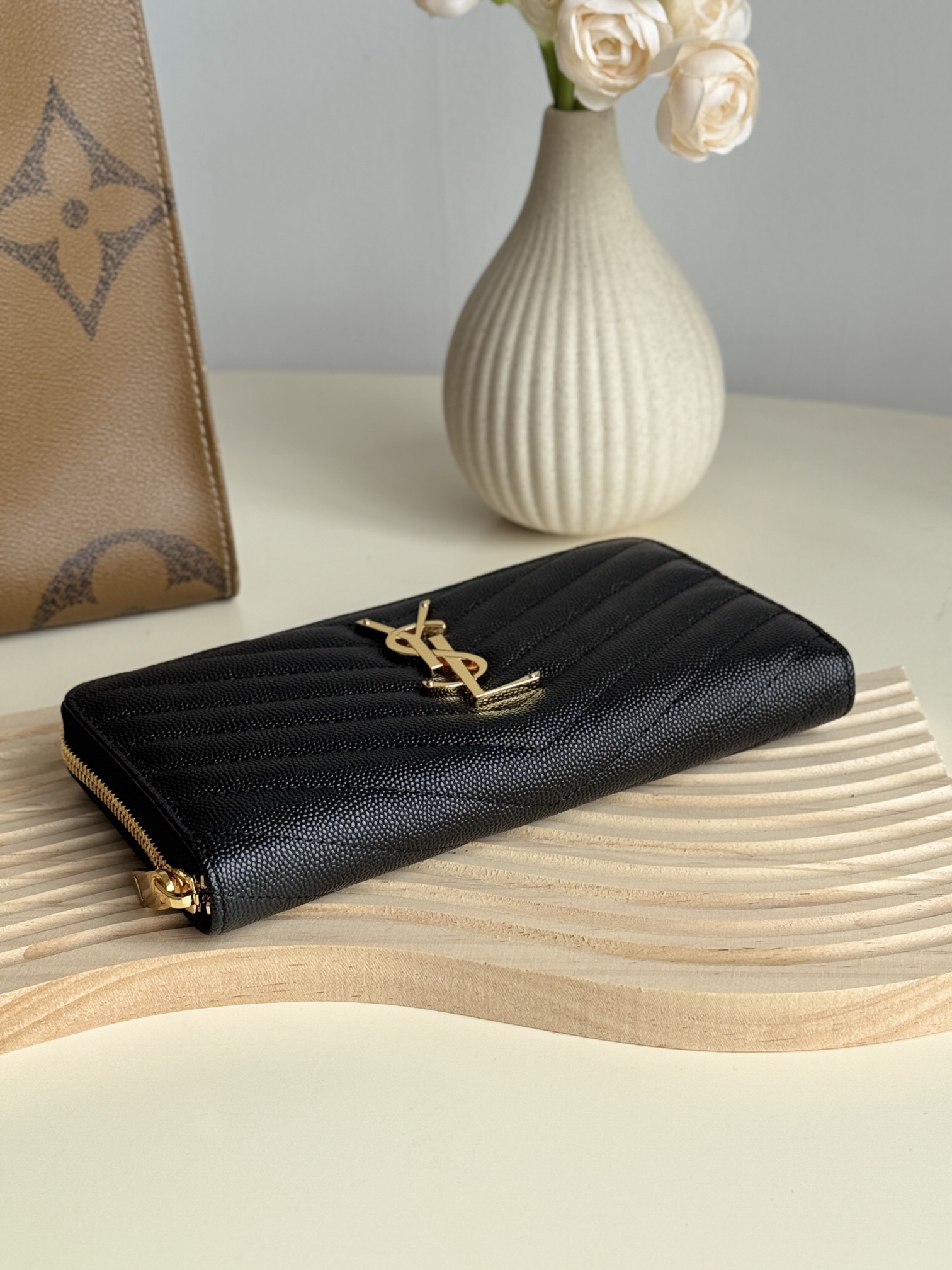 サンローラン「Saint Laurent」モノグラム・サンローラン フルジップウォレット（グレインパウダーテクスチャー キルティングレザー）