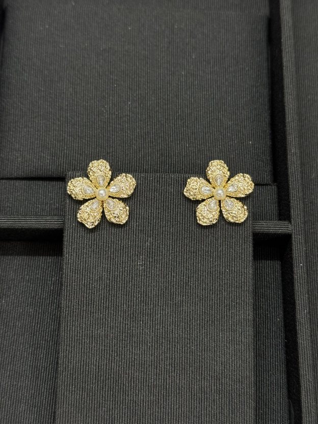 シャネル「Chanel」シャネル 熔岩フラワーパールピアス / イヤリング