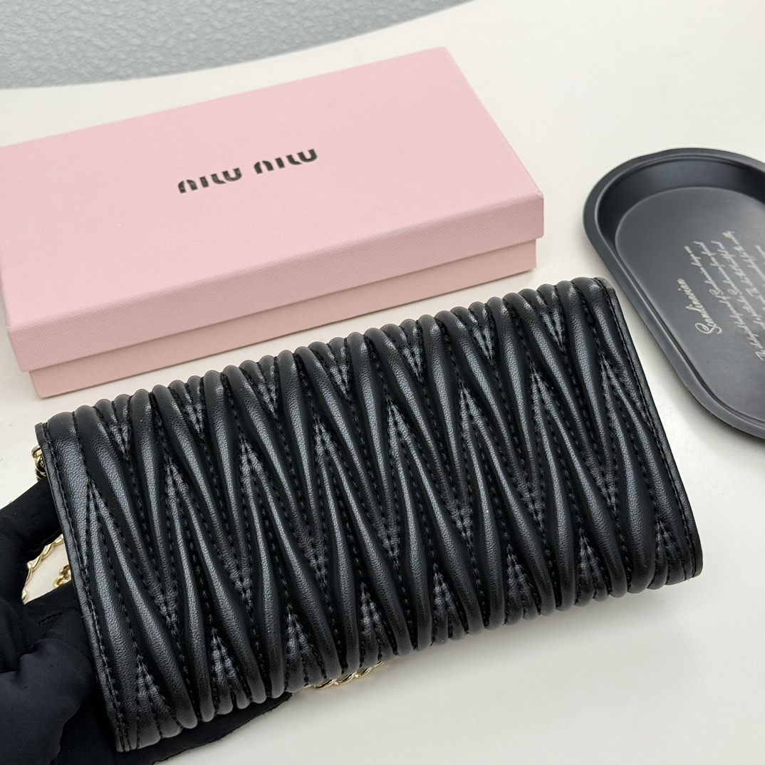 ミュウミュウ「Miu Miu」ミュウミュウ マテラッセ ラムスキン コンパクトウォレット 9886 / 二つ折り財布