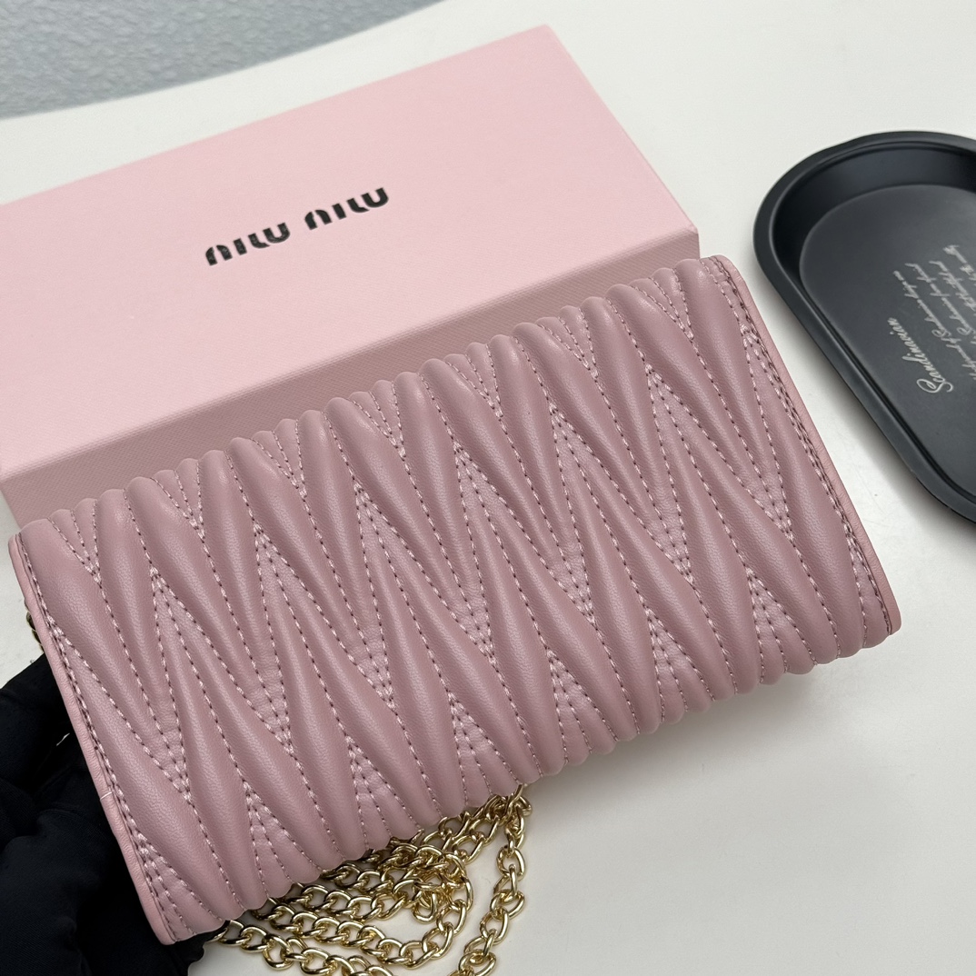 ミュウミュウ「Miu Miu」ミュウミュウ マテラッセ ラムスキン コンパクトウォレット 9886 / 二つ折り財布