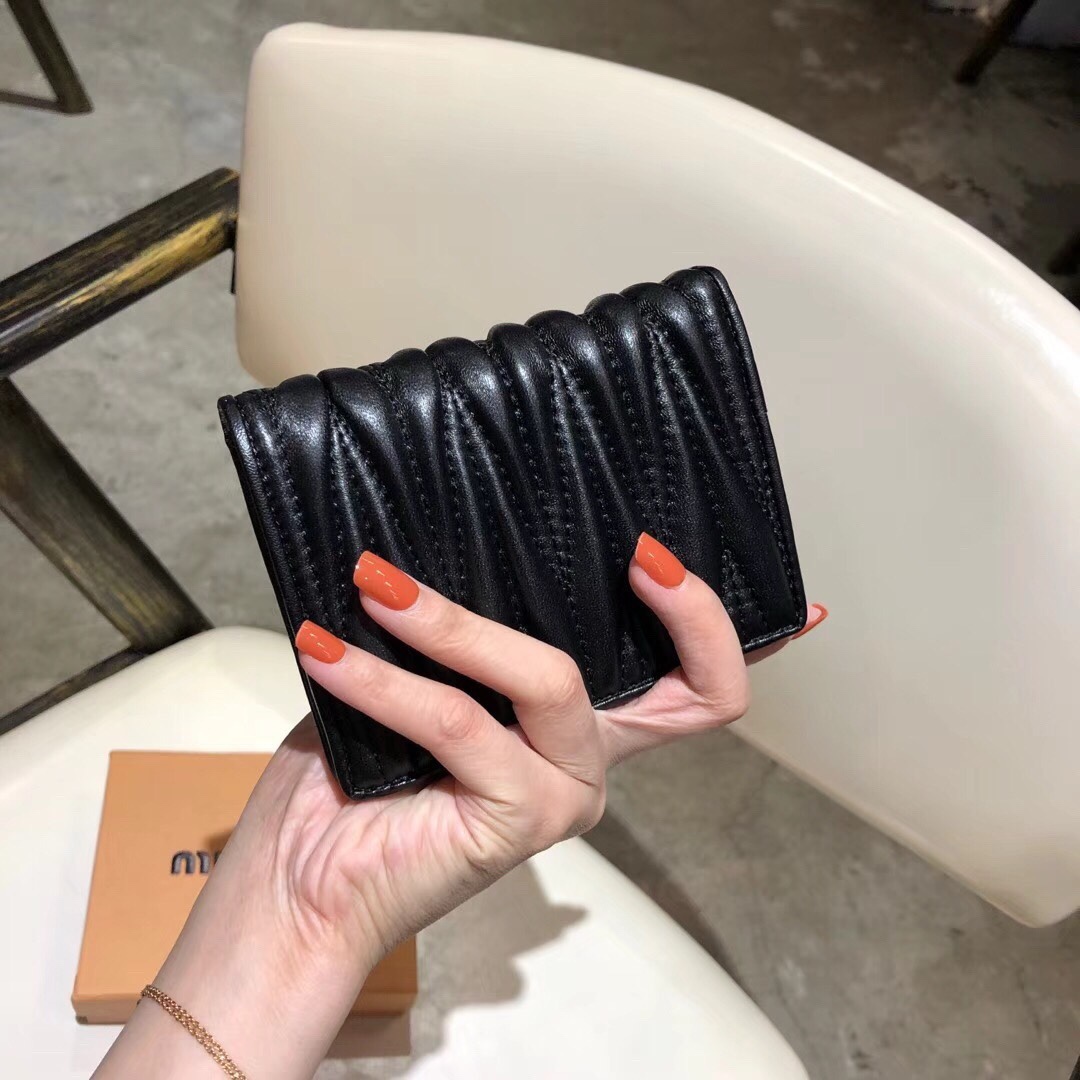 ミュウミュウ「Miu Miu」ミュウミュウ ラムスキン コンパクトバッグ 5439 / ショルダーバッグ