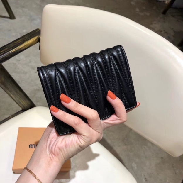 ミュウミュウ「Miu Miu」ミュウミュウ ラムスキン コンパクトバッグ 5439 / ショルダーバッグ