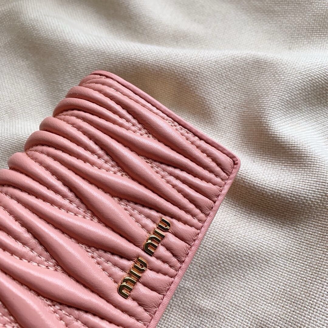 ミュウミュウ「Miu Miu」ミュウミュウ マテラッセ ラムスキン コンパクトウォレット 5196 / 二つ折り財布
