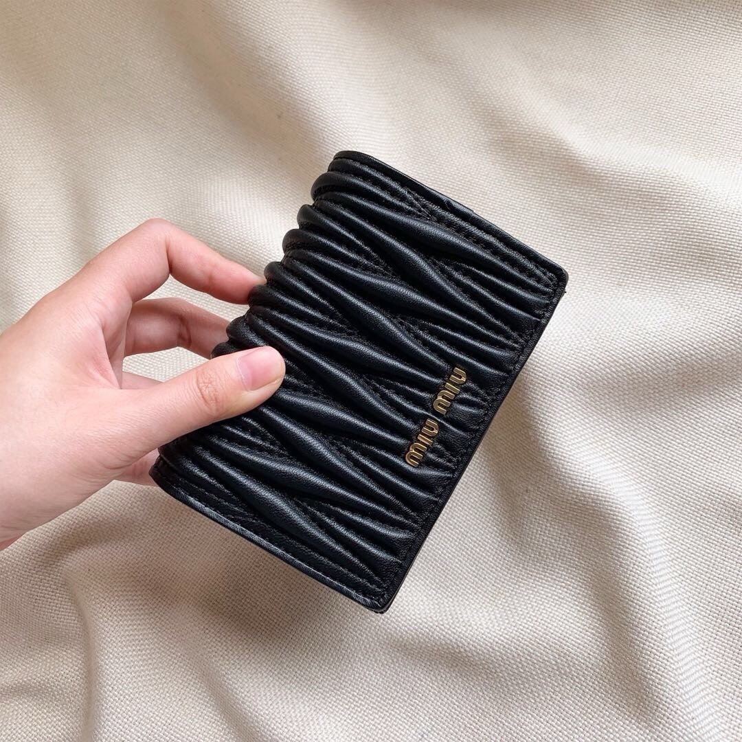 ミュウミュウ「Miu Miu」ミュウミュウ マテラッセ ラムスキン コンパクトウォレット 5196 / 二つ折り財布