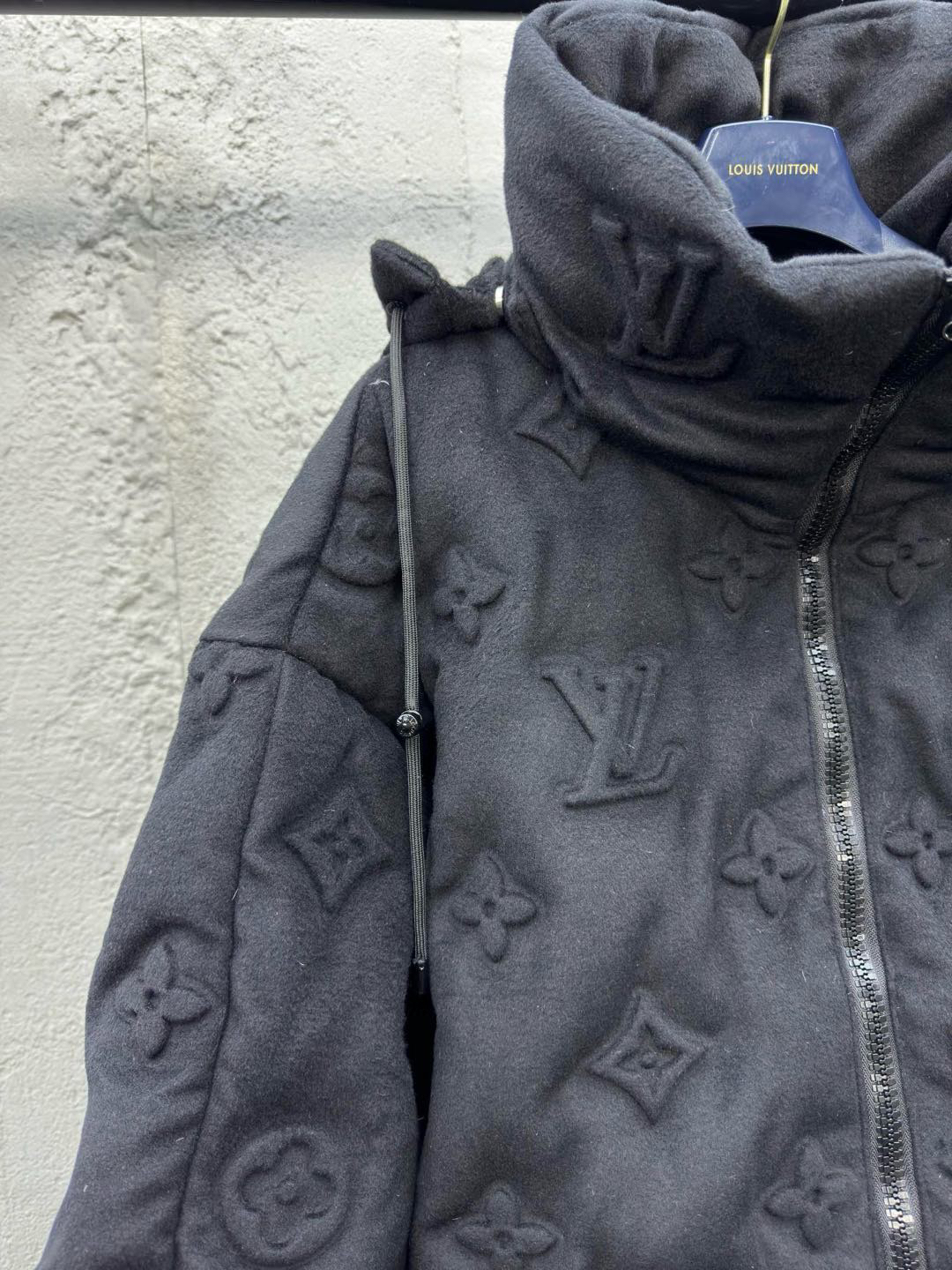 ルイ・ヴィトン「Louis Vuitton」MONOGRAM 浮き彫りエンボス加工ダウンジャケット