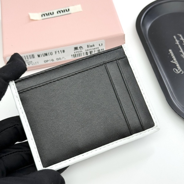 ミュウミュウ「Miu Miu」ミュウミュウ マテラッセ ラムスキン マルチウォレット F11 / コンパクトウォレット.