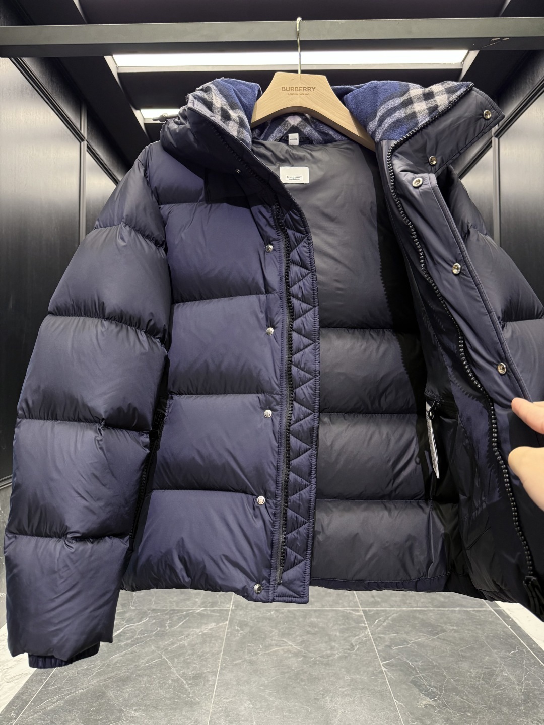 バーバリー「Burberry」クラシックウールチェックカラーナイロンダウンジャケット