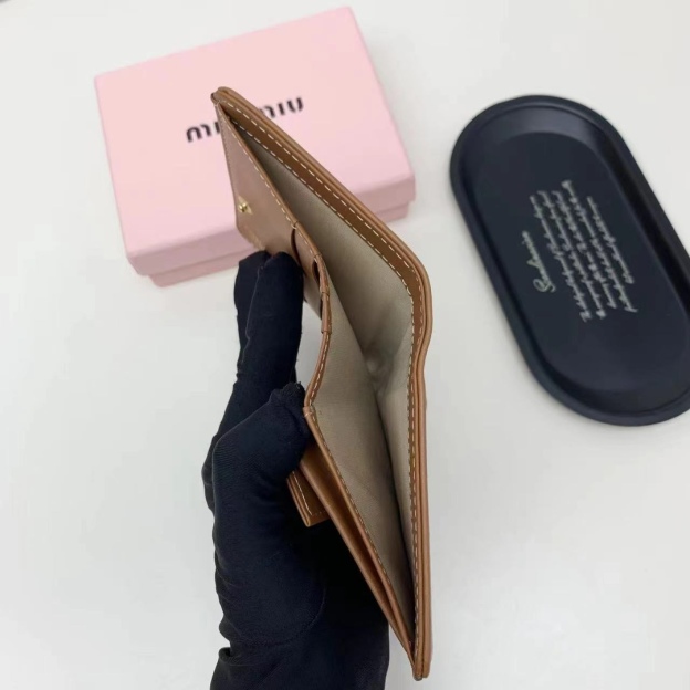 ミュウミュウ「Miu Miu」ミュウミュウ カーフスキン コンパクトウォレット 5238 / 二つ折り財布