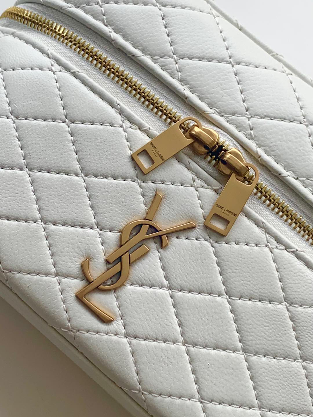 サンローラン「Saint Laurent」ギャビー ヴァニティバッグ（ラムスキン）