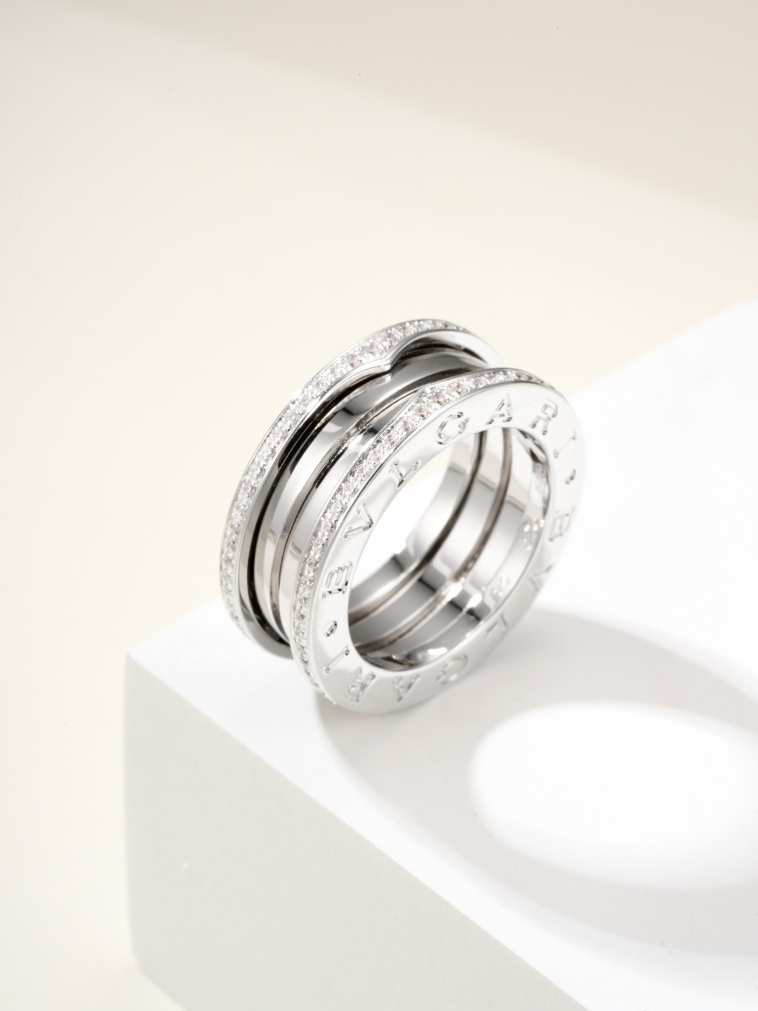 ブルガリ「Bvlgari」エレガントなリングコレクション