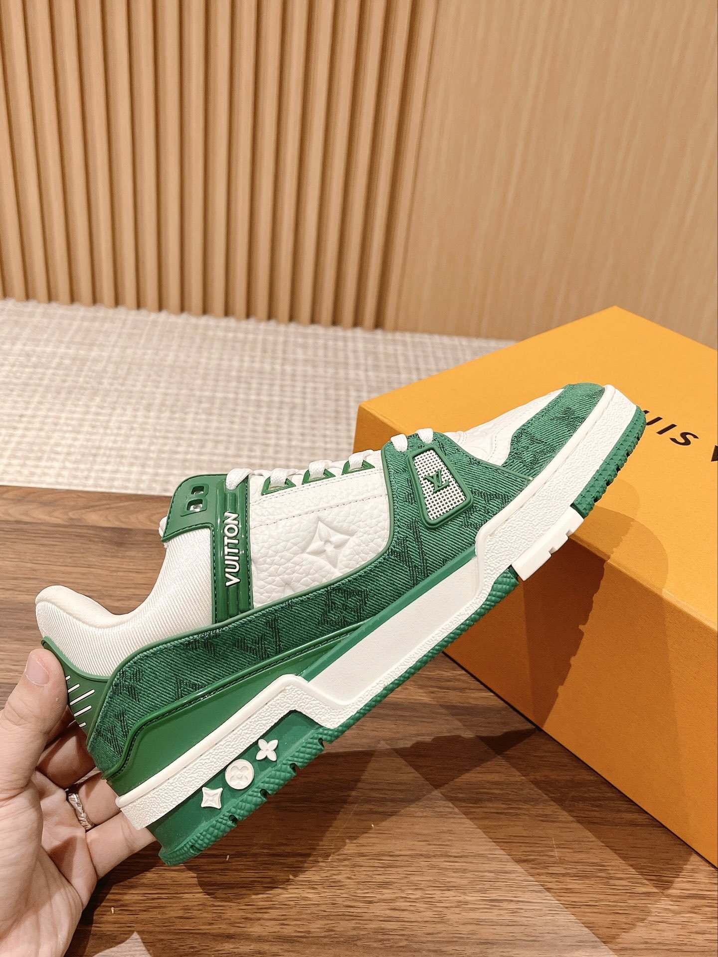 「コラボモデル」Louis Vuitton x Trainerスニーカー