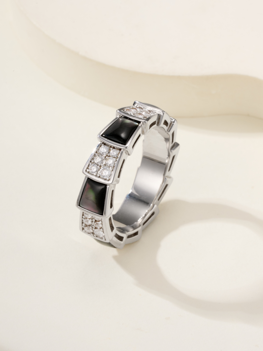 ブルガリ「Bvlgari」Gelati エレガントなリングコレクション