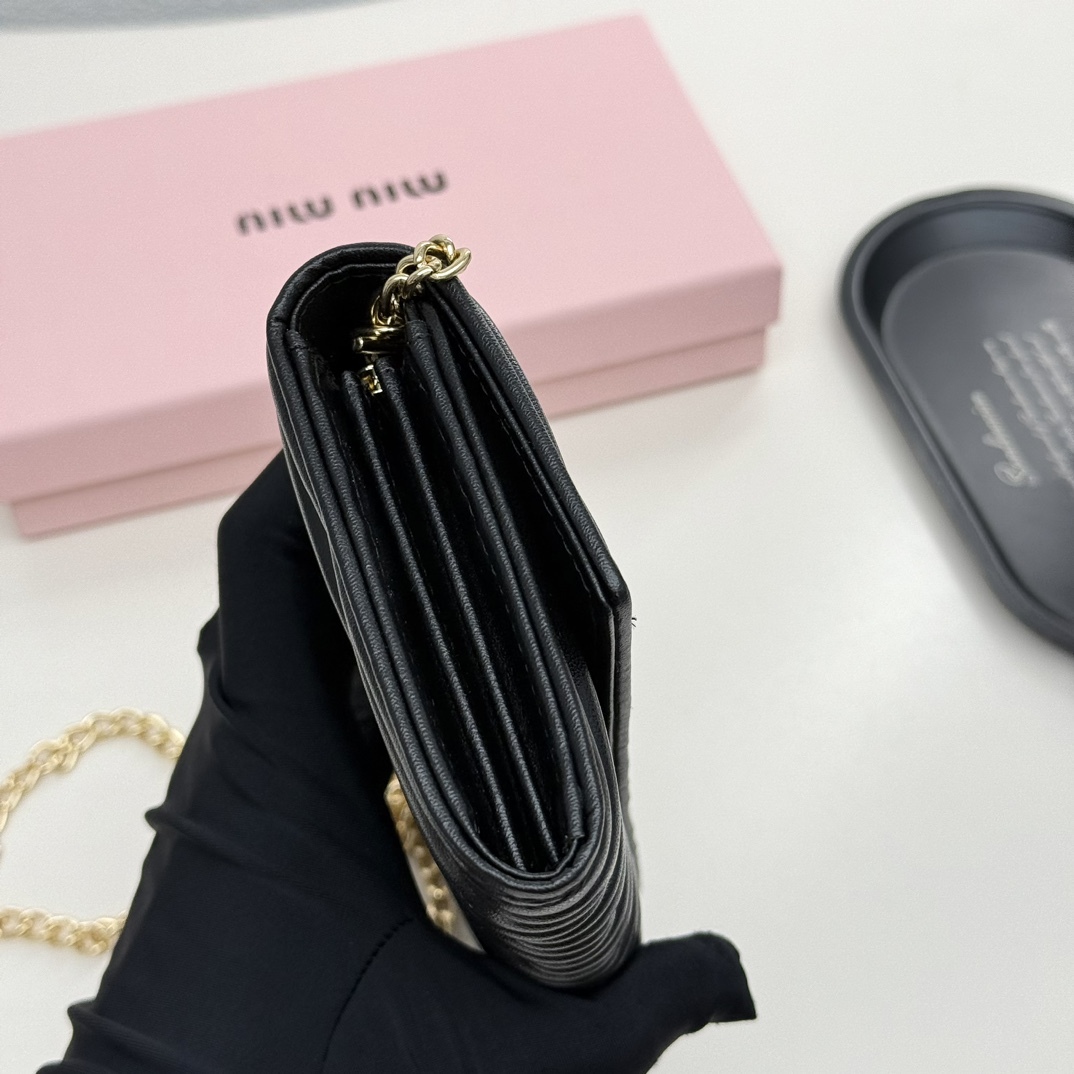 ミュウミュウ「Miu Miu」ミュウミュウ マテラッセ ラムスキン コンパクトウォレット 9886 / 二つ折り財布
