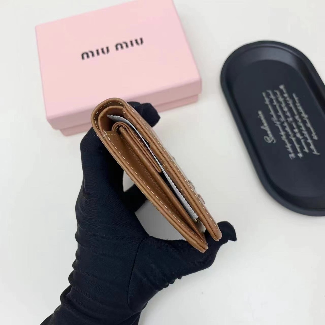 ミュウミュウ「Miu Miu」ミュウミュウ カーフスキン コンパクトウォレット 5238 / 二つ折り財布