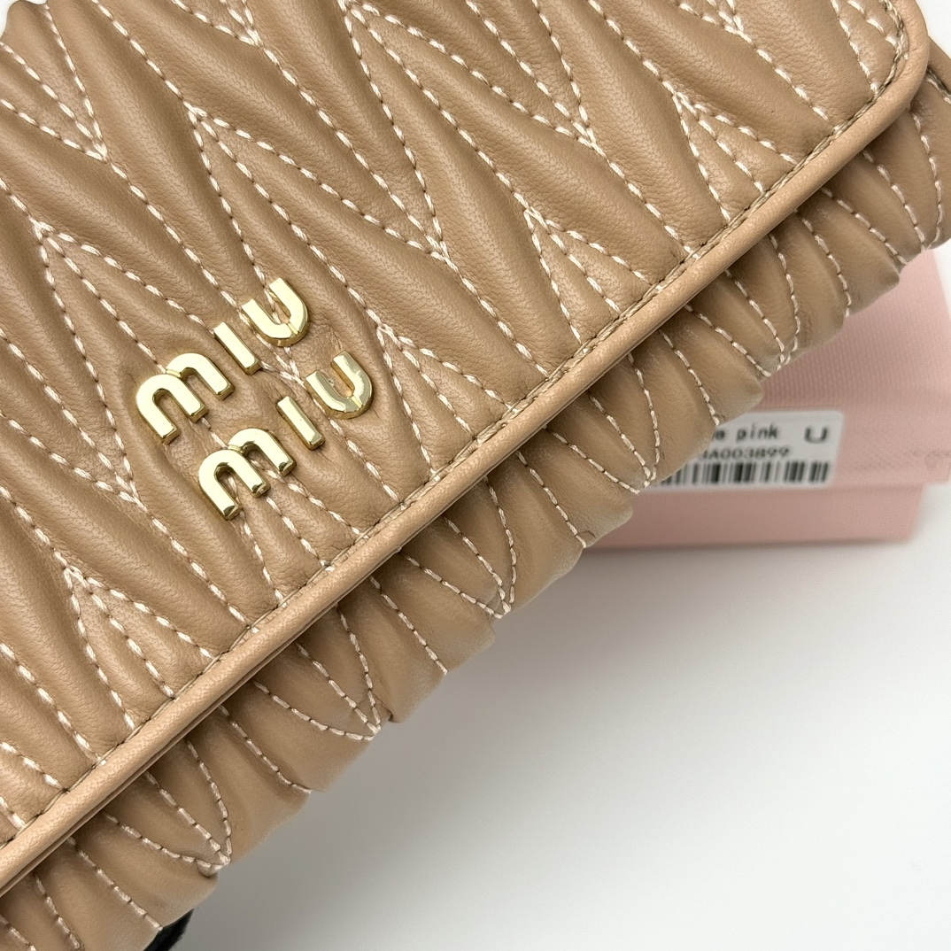 ミュウミュウ「Miu Miu」ミュウミュウ マテラッセ ラムスキン クラッチバッグ 943 / コンパクトウォレット