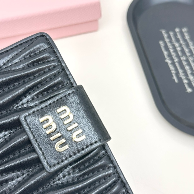 ミュウミュウ「Miu Miu」ミュウミュウ ラムスキン コンパクトウォレット 8357 / 二つ折り財布