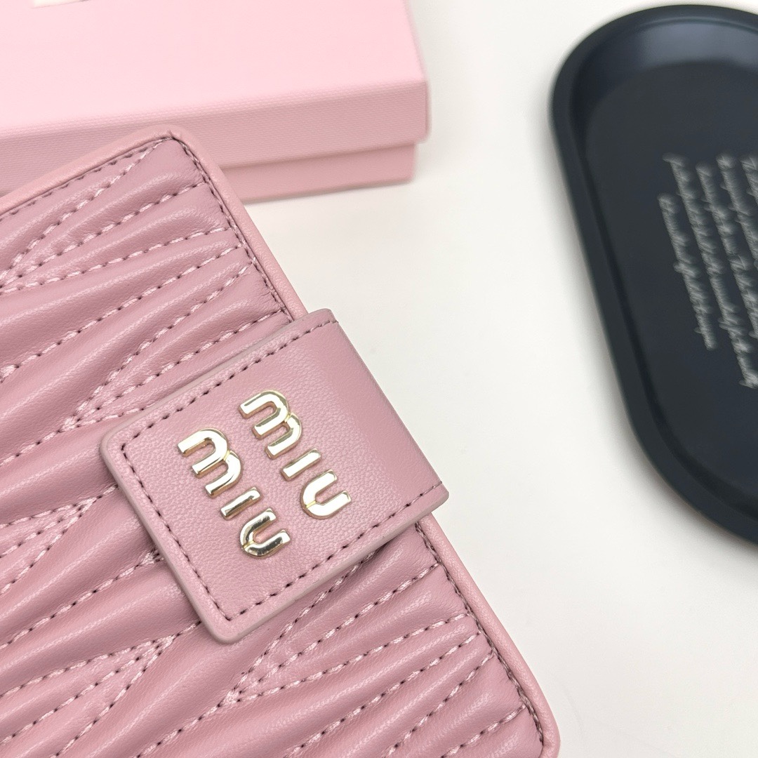 ミュウミュウ「Miu Miu」ミュウミュウ ラムスキン コンパクトウォレット 8357 / 二つ折り財布