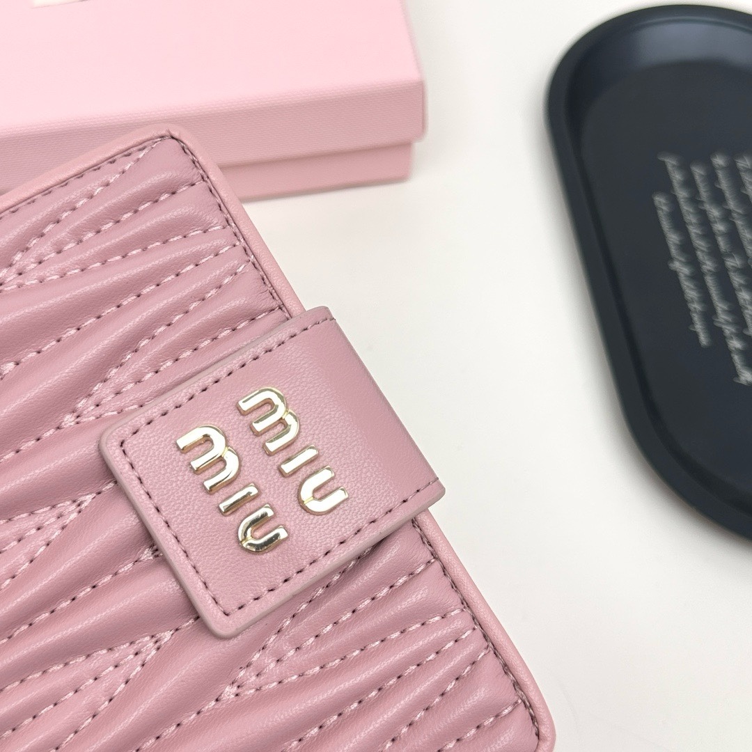 ミュウミュウ「Miu Miu」ミュウミュウ ラムスキン コンパクトウォレット 8357 / 二つ折り財布