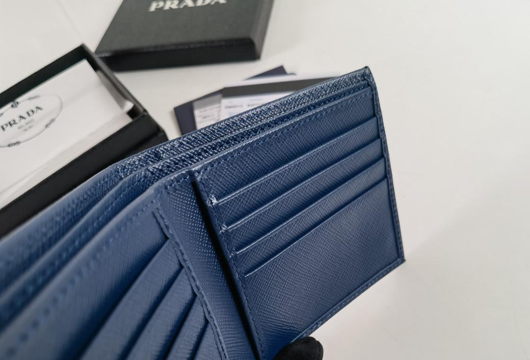 プラダ「Prada」メンズ ショートウォレット