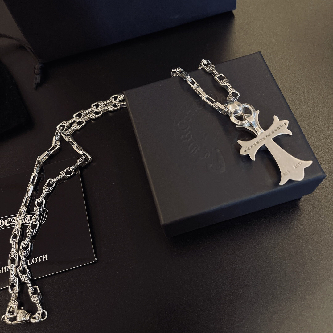クロムハーツ「Chrome Hearts」のクラシックネックレス - 日常に上品なアクセントを添えるユニセックスモデル