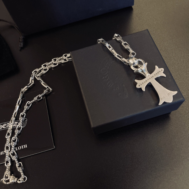 クロムハーツ「Chrome Hearts」のクラシックネックレス - 日常に上品なアクセントを添えるユニセックスモデル