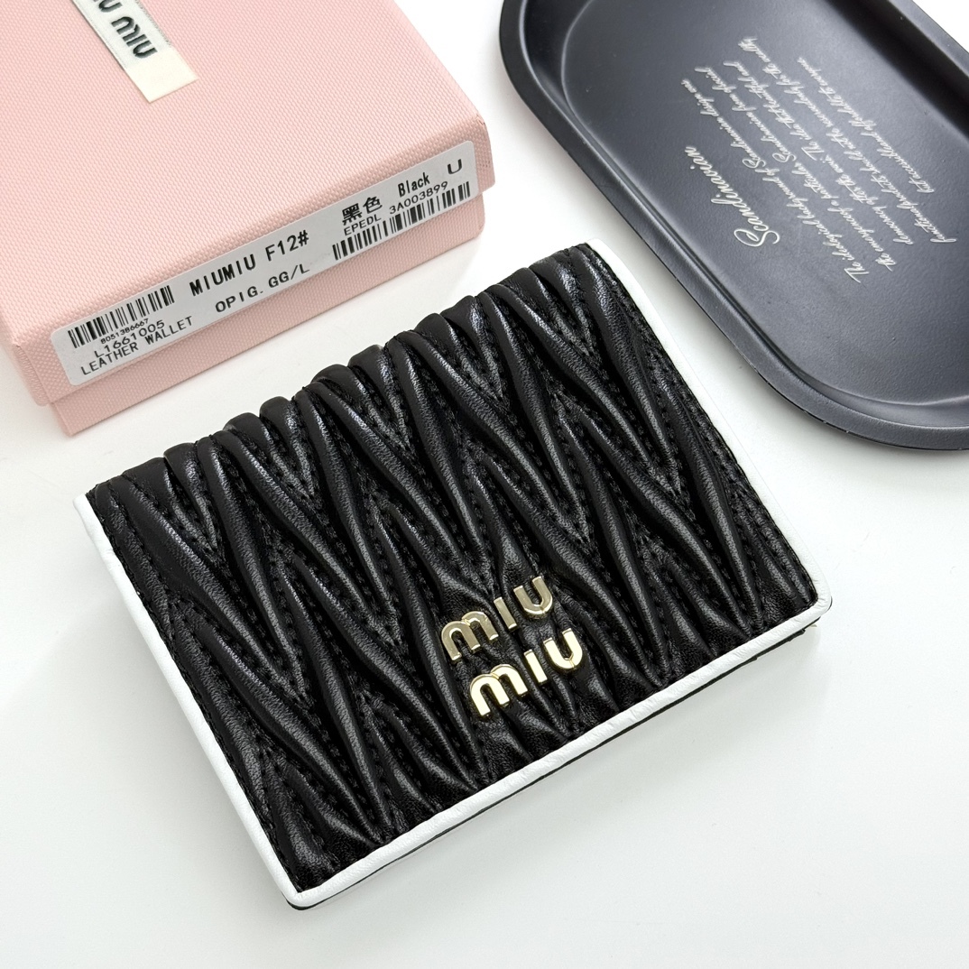ミュウミュウ「Miu Miu」ミュウミュウ マテラッセ ラムスキン マルチウォレット F12 / コンパクトウォレット