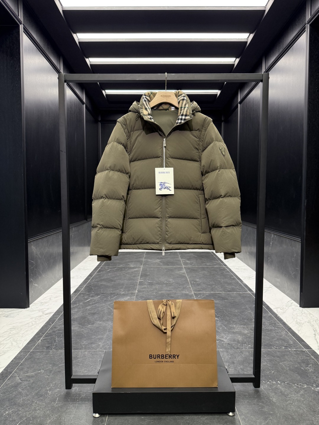 バーバリー「Burberry」秋冬着脱式袖＆フード付きダウンジャケット【超おすすめ】