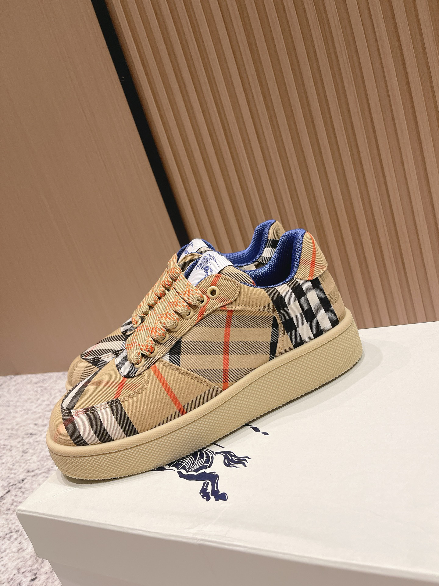 バーバリー「Burberry」バーバリー ボックス スニーカー / プレミアムレザースニーカー
